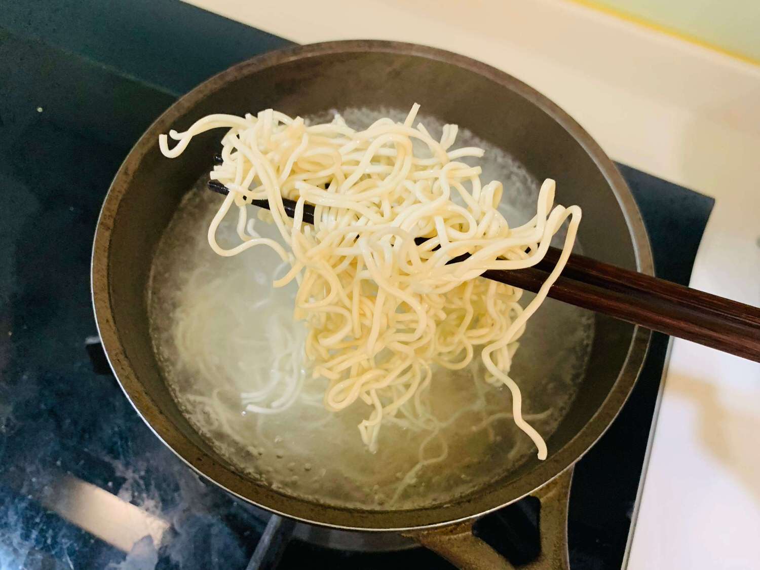 【宅配美食】敲敲碗港式和牛撈麵-滿滿日本A5和牛絞肉的乾拌麵,每一口都是和牛的香味ㄚㄚ!! - 第5張圖
