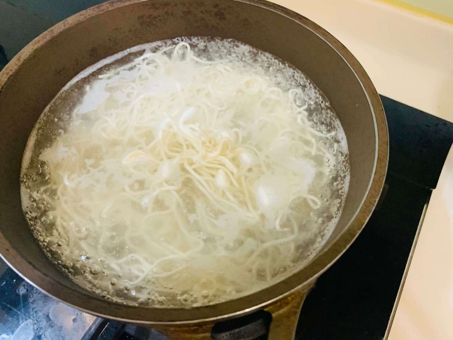 【宅配美食】敲敲碗港式和牛撈麵-滿滿日本A5和牛絞肉的乾拌麵,每一口都是和牛的香味ㄚㄚ!! - 第4張圖